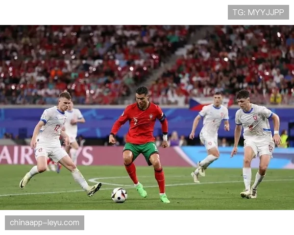 新星闪耀绿茵场:年轻前锋惊艳表现引爆足坛热潮 新星闪耀绿茵场:年轻前锋惊艳表现引爆足坛热潮