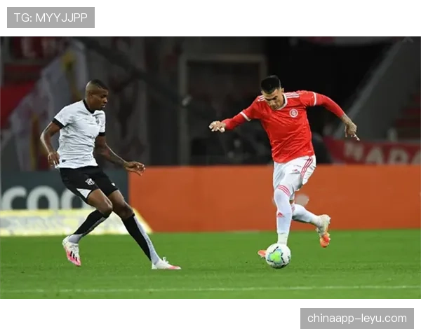 德甲中场鲍姆加特纳近期表现稳健，攻防贡献持续提升