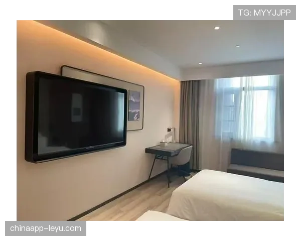 冯彦哲训练完直接瘫在场边啃香蕉，这自律和松弛感也太真实了