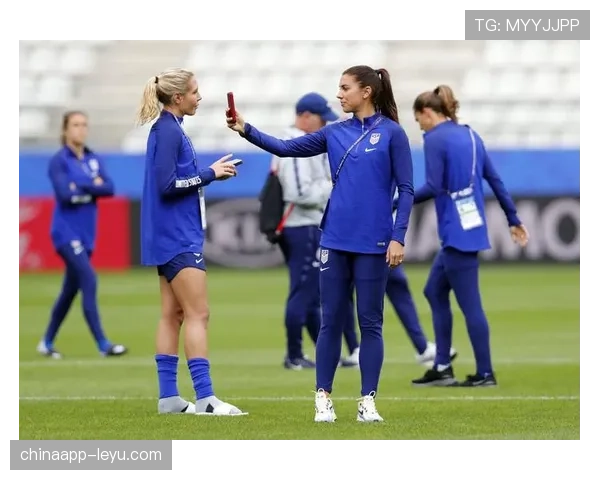 拉皮诺退役后还在晒百万年薪时期的香槟浴？