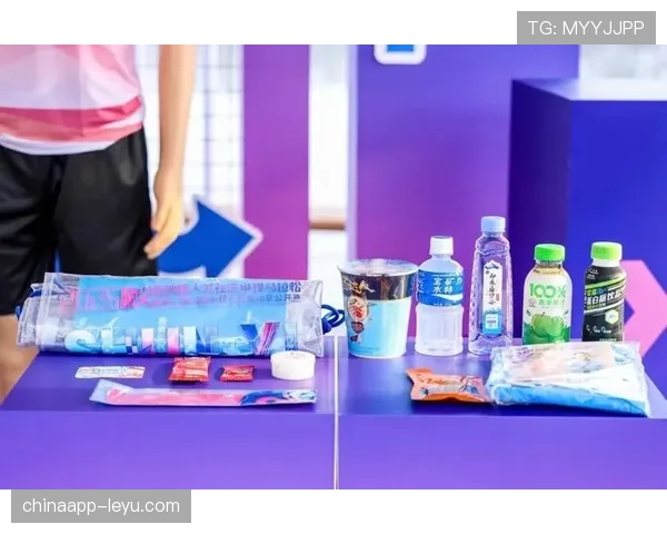 覃海洋家的冰箱里居然塞满了能量胶，连饮料都没地方放