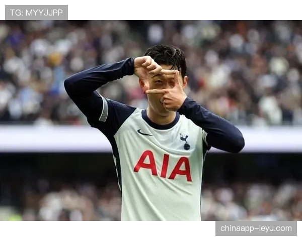 孙兴慜训练完直接去超市买打折饭团，这自律程度真的服了